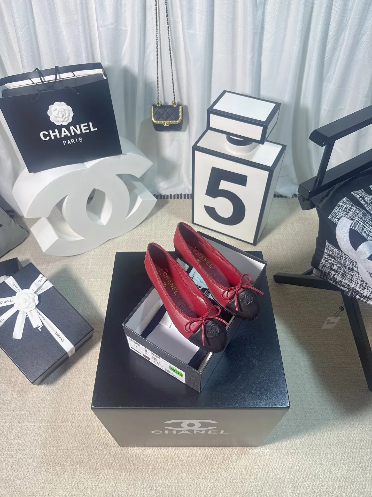 👟👟Ex-factory price 480👟👟 Generation * grade 25s Chanel fragrance is beautiful Maillard color back hollow Sling-back sandals flat/thick heel/high heel Sling-back came out in 1957, and then the two-tone design became a Chanel classic! Very suitable for spring and summer🩰 The two-color design is simple and exquisite, with a square toe and generous temperament. It visually lengthens the leg line. The color of the toe creates a sense of color difference. The back lace design is simple and elegant. It is a classic model that can be worn for hundreds of years. It is worth buying!! Upper: Customized metallic sheepskin. Inner pads: imported sheepskin. Heel height: ballet shoes. Sole: Italian A-grade genuine leather outsole. Size: 35-39 (34.40.41.42.43 is custom-made and non-returnable)